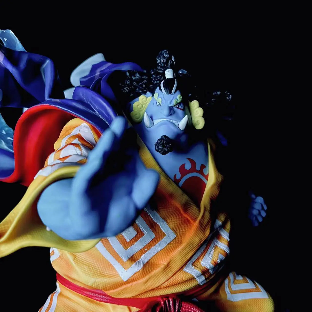 Figura Jinbei - One Piece | Karate Gyojin con Base de Agua GK 31cm