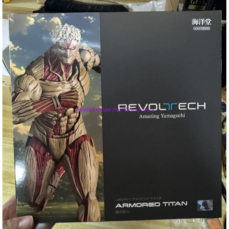 Figura Titán Acorazado - Attack on Titan | Kaiyodo Revoltech NR069