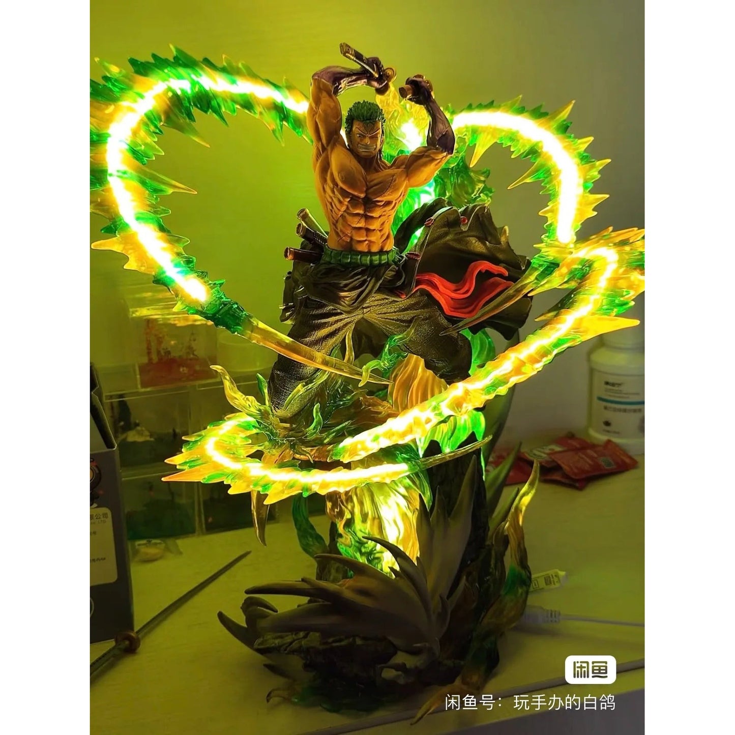 Figura Roronoa Zoro con Luz - One Piece | 30cm