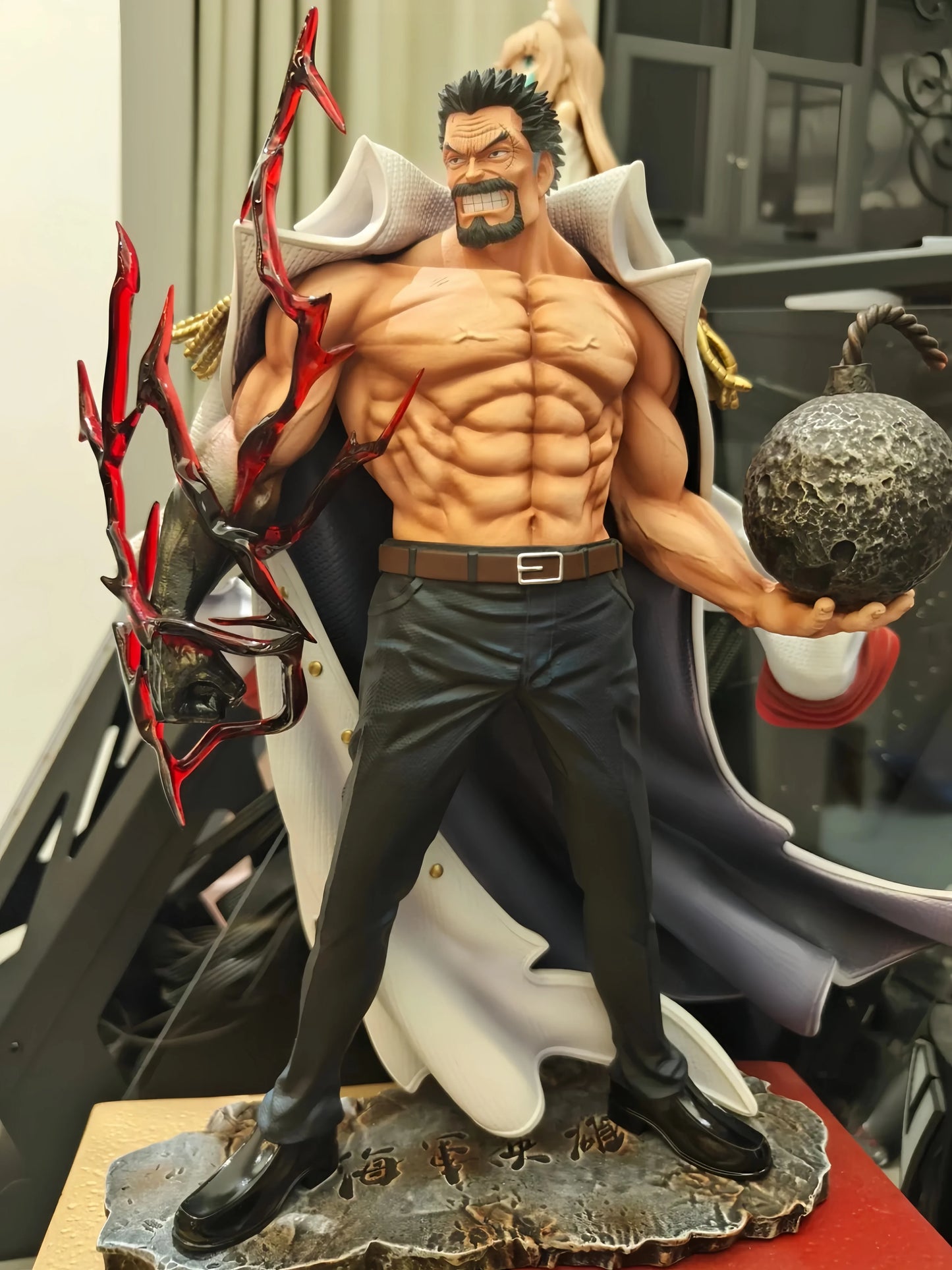 Figura Monkey D. Garp - One Piece | Héroe de la Marina Premium
