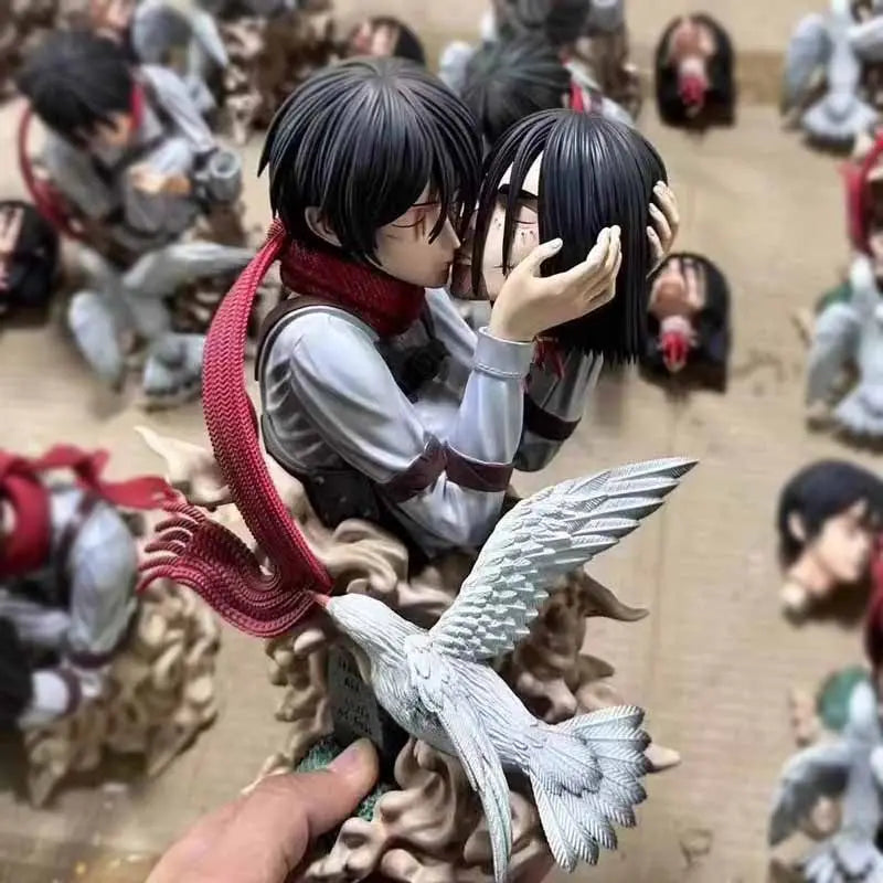 Figura Eren Jaeger y Mikasa Ackerman - Attack on Titan | Eren y Mikasa en escena del último beso 22cm