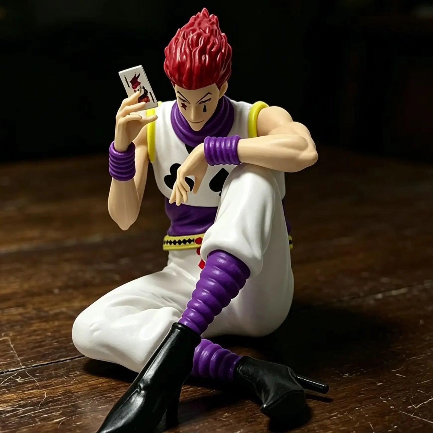 Figura Hisoka Sentado con Carta - Hunter x Hunter | PVC