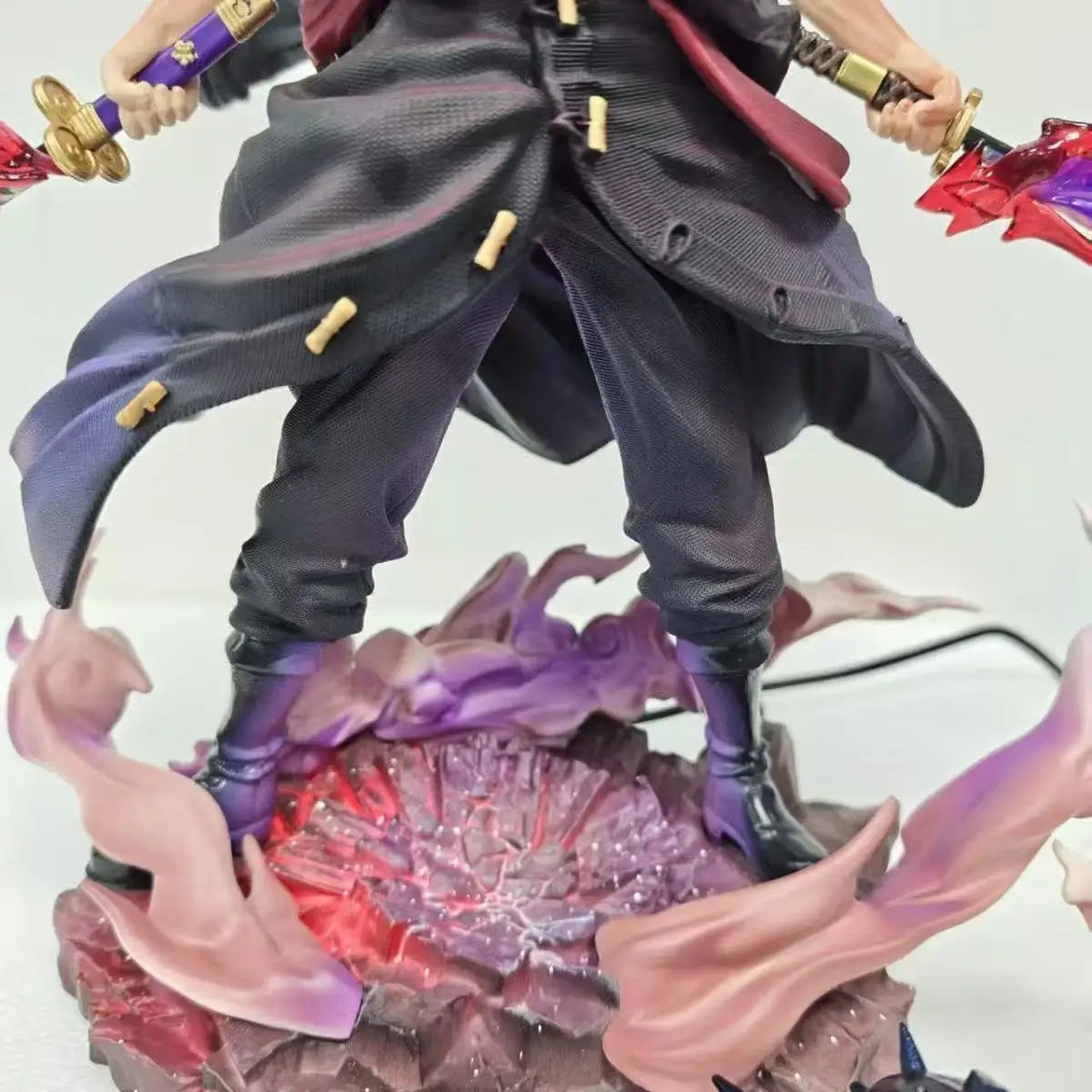 Figura Roronoa Zoro - One Piece | Base LED 28 cm