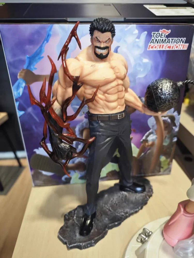 Figura Monkey D. Garp - One Piece | Héroe de la Marina Premium