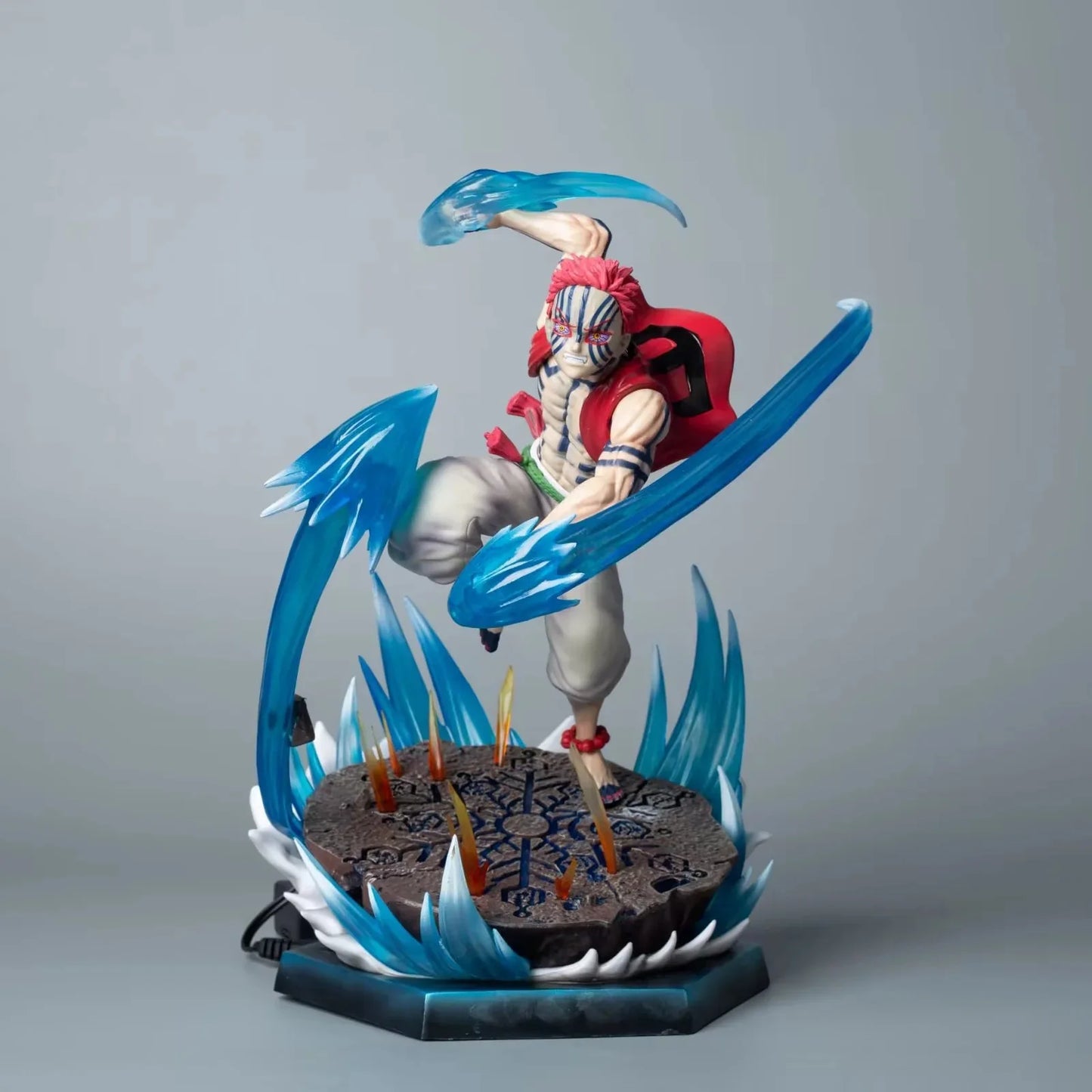 Figura Akaza Luminosa - Kimetsu no Yaiba | GK Compás de Combate LED