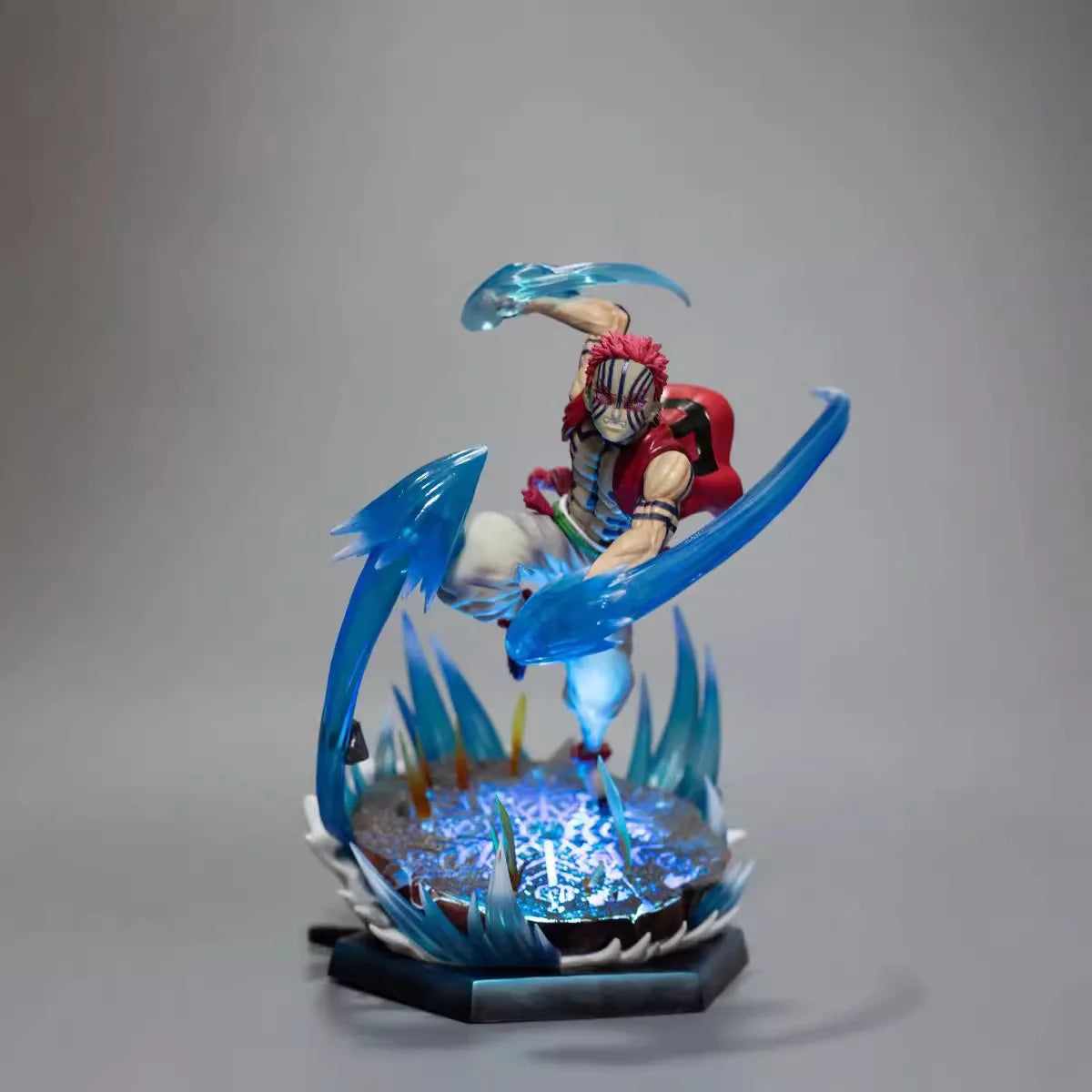 Figura Akaza Luminosa - Kimetsu no Yaiba | GK Compás de Combate LED