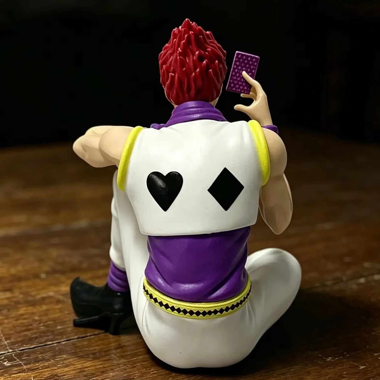 Figura Hisoka Sentado con Carta - Hunter x Hunter | PVC