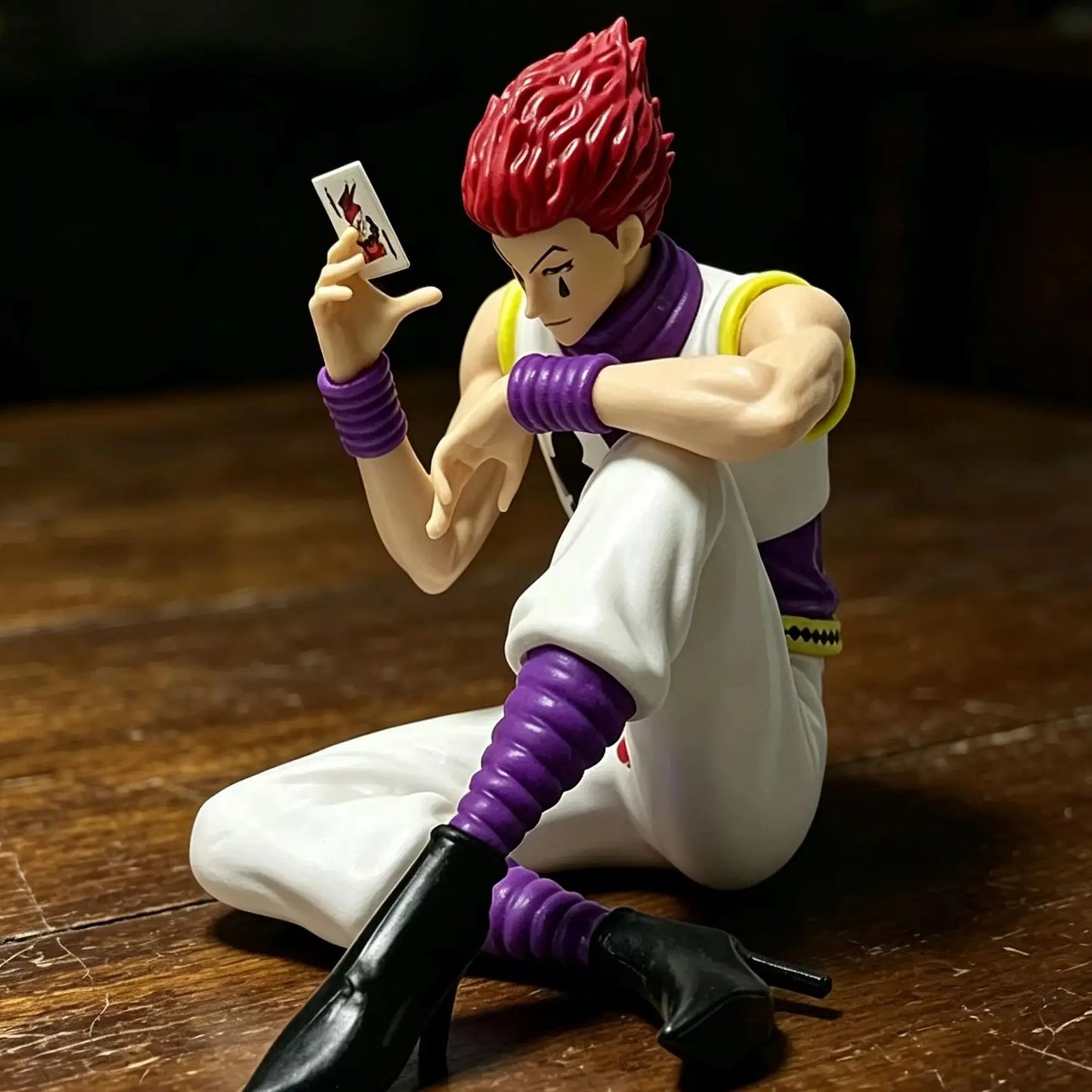 Figura Hisoka Sentado con Carta - Hunter x Hunter | PVC