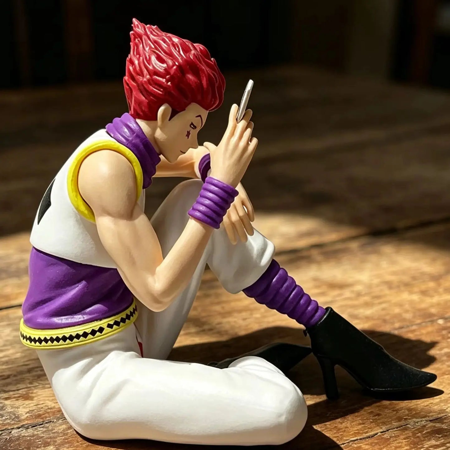 Figura Hisoka Sentado con Carta - Hunter x Hunter | PVC