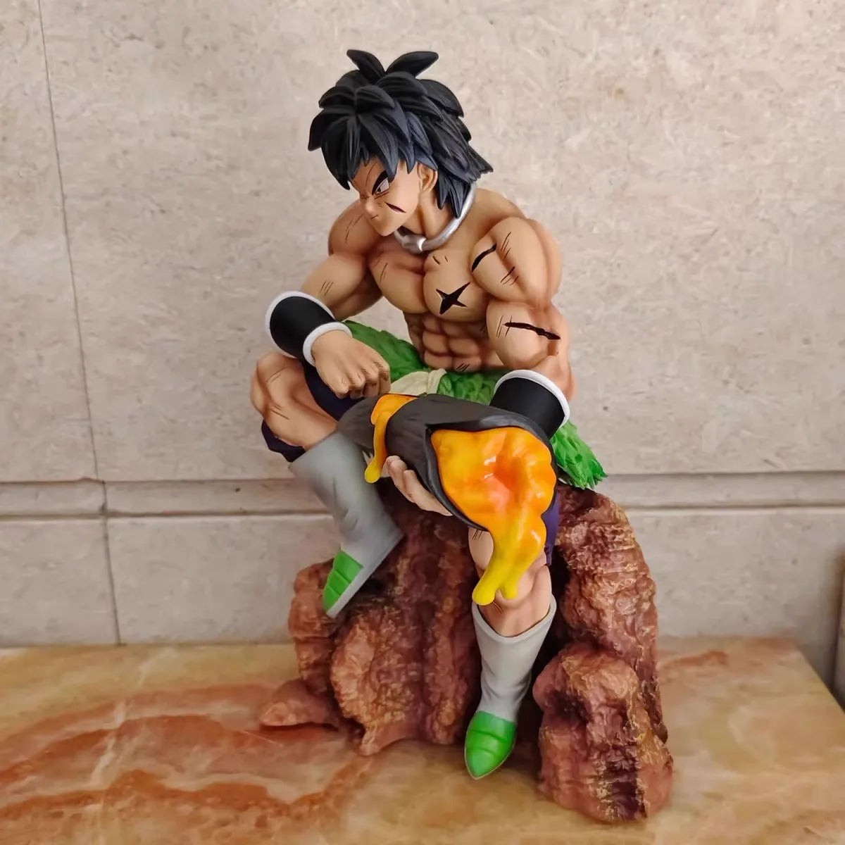 Figura Broly (postura sentada) - Dragon Ball | PVC 24cm