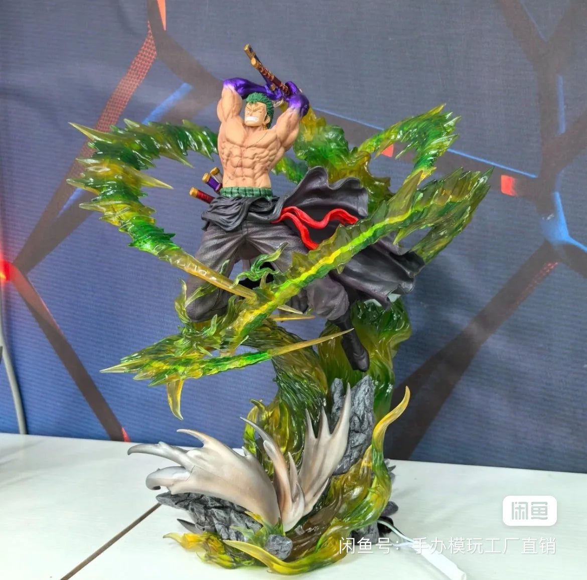 Figura Roronoa Zoro con Luz - One Piece | 30cm
