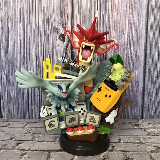 Diorama Pokémon Game Boy con Gyarados, Ho-Oh, Celebi, Lugia y Chikorita - Pokémon | PVC 20cm