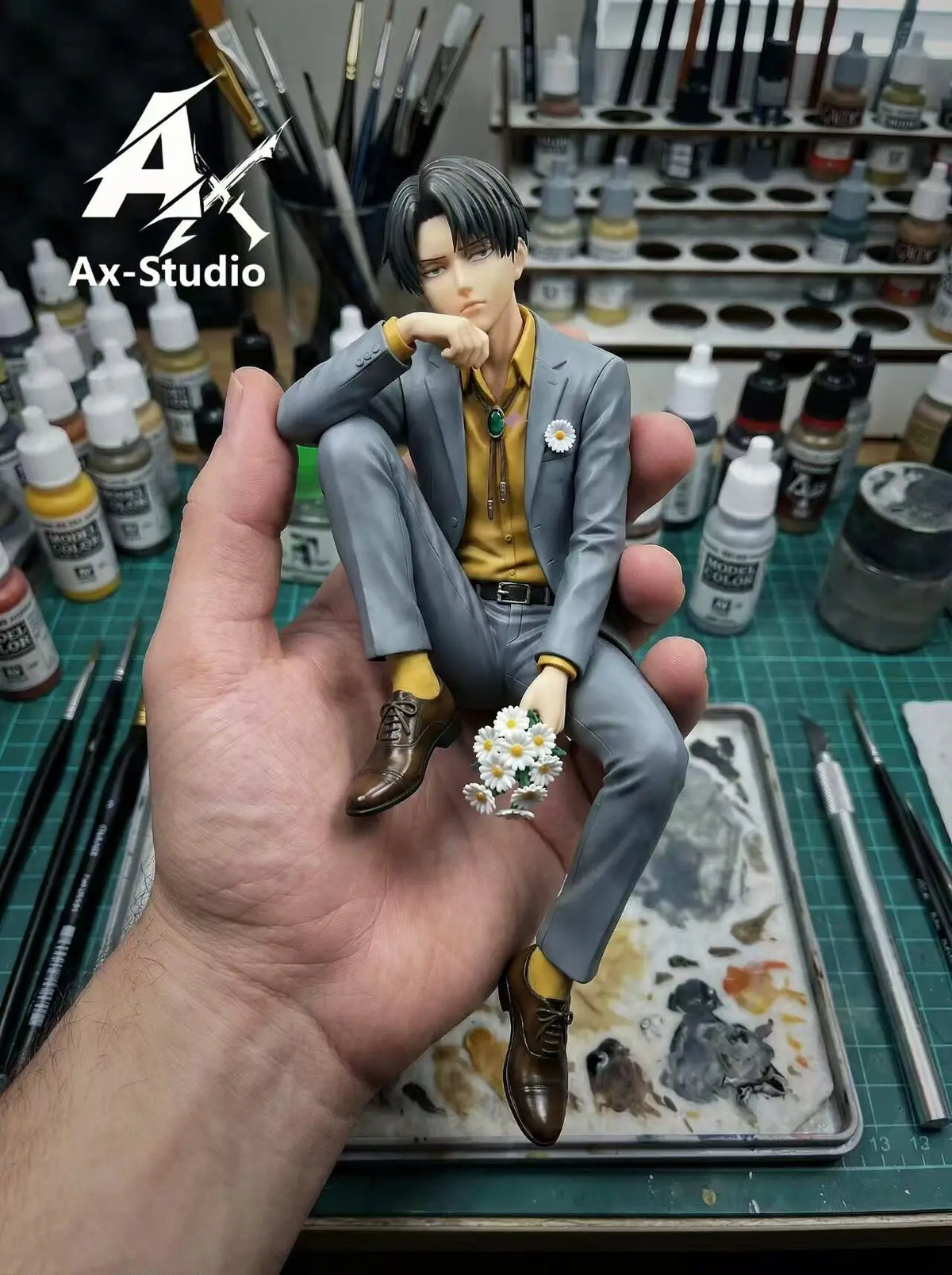 Figura Levi Ackerman con traje sentado en taburete - Attack on Titan | Ax-Studio GK 22cm