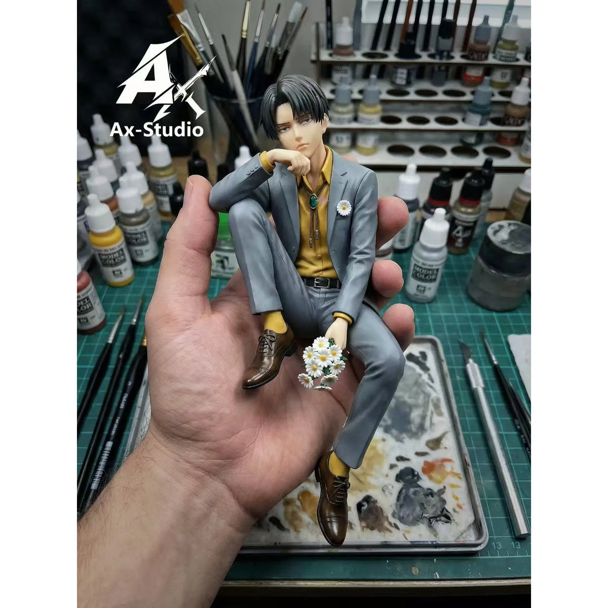 Figura Levi Ackerman con traje sentado en taburete - Attack on Titan | Ax-Studio GK 22cm