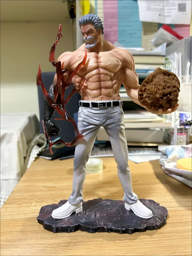 Figura Monkey D. Garp - One Piece | Héroe de la Marina Premium