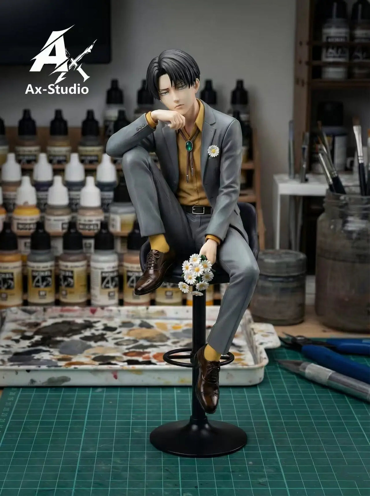 Figura Levi Ackerman con traje sentado en taburete - Attack on Titan | Ax-Studio GK 22cm