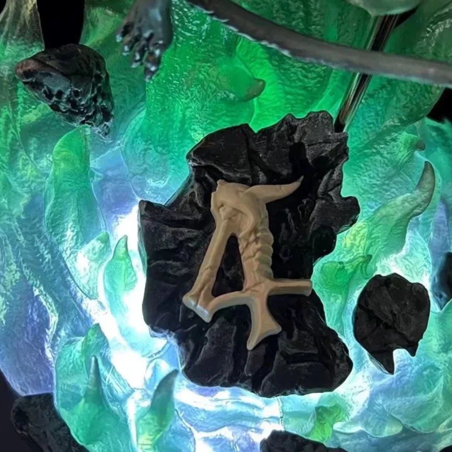 Figura Ulquiorra Cifer - Bleach | Ulquiorra Cifer, Cuarta Espada, con base luminosa 40cm