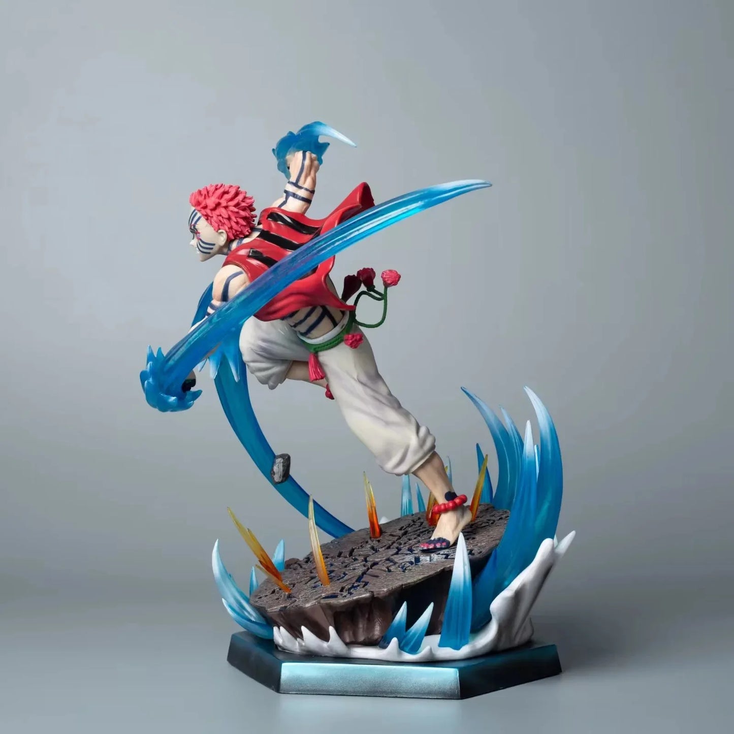Figura Akaza Luminosa - Kimetsu no Yaiba | GK Compás de Combate LED