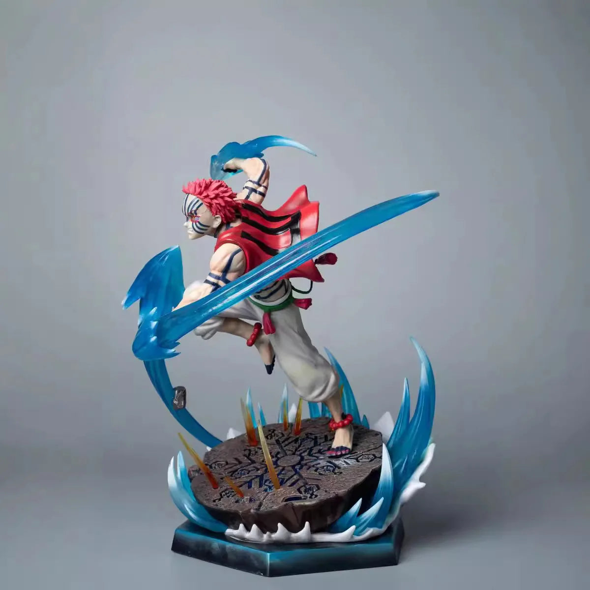 Figura Akaza Luminosa - Kimetsu no Yaiba | GK Compás de Combate LED