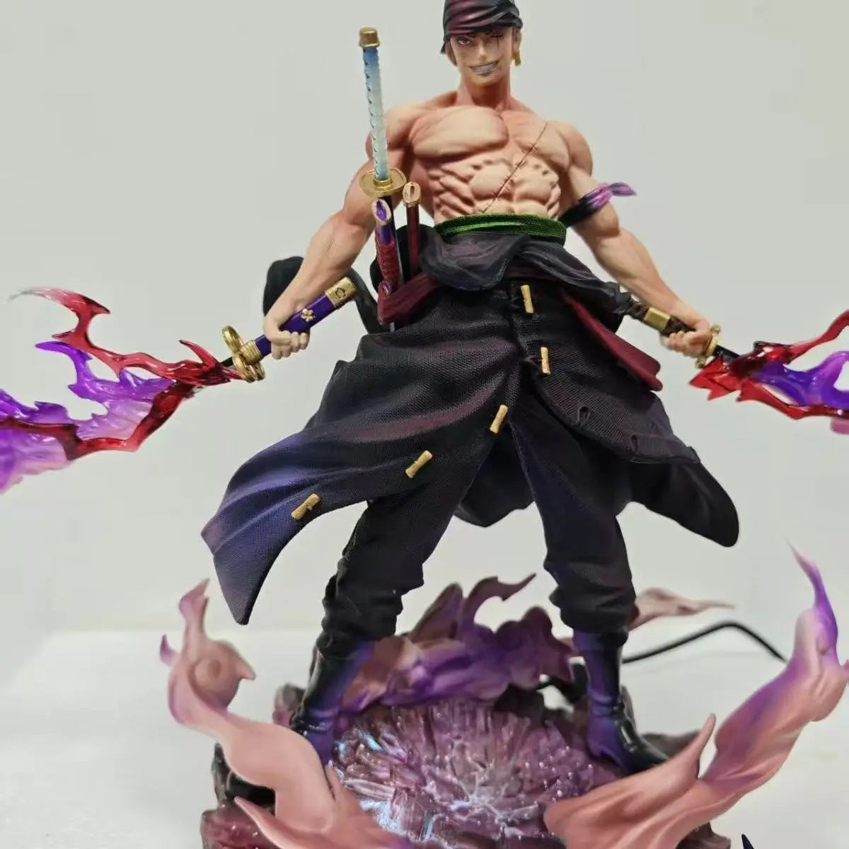 Figura Roronoa Zoro - One Piece | Base LED 28 cm